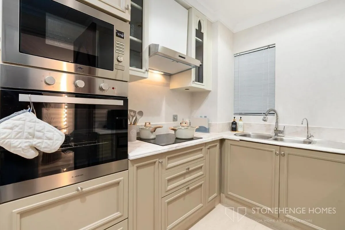 Lux & Cozy 1 Bedroom Apartment Steps Away From Burj Khalifa & Dubai Mall