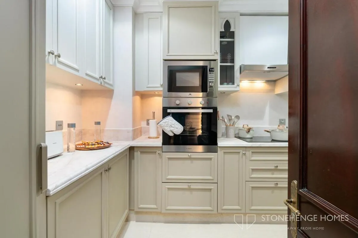Lux & Cozy 1 Bedroom Apartment Steps Away From Burj Khalifa & Dubai Mall