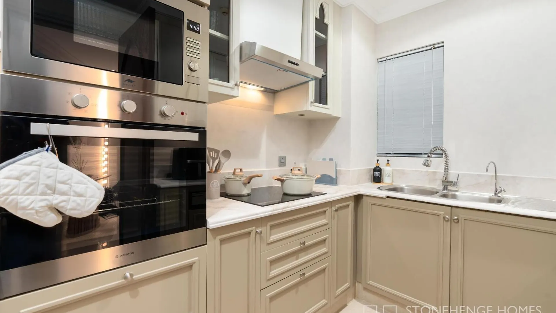 Lux & Cozy 1 Bedroom Apartment Steps Away From Burj Khalifa & Dubai Mall